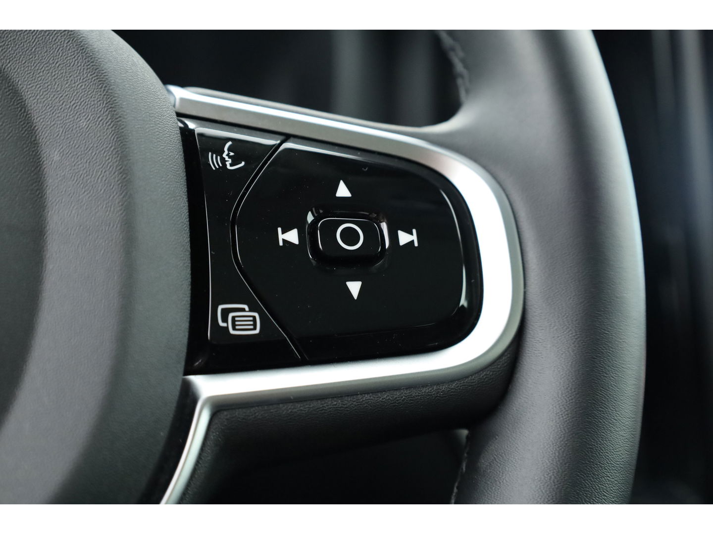 Volvo XC60 2.0 T6 Plug-in hybrid AWD Plus Dark | Facelift | Pano | 360 camera | Trekhaak | Head-up | 4-stoel & stuurverw |