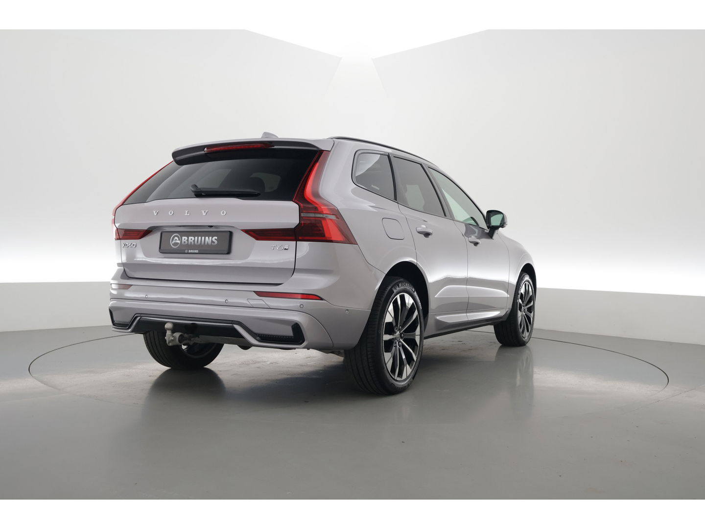 Volvo XC60 2.0 T6 Plug-in hybrid AWD Plus Dark | Facelift | Pano | 360 camera | Trekhaak | Head-up | 4-stoel & stuurverw |