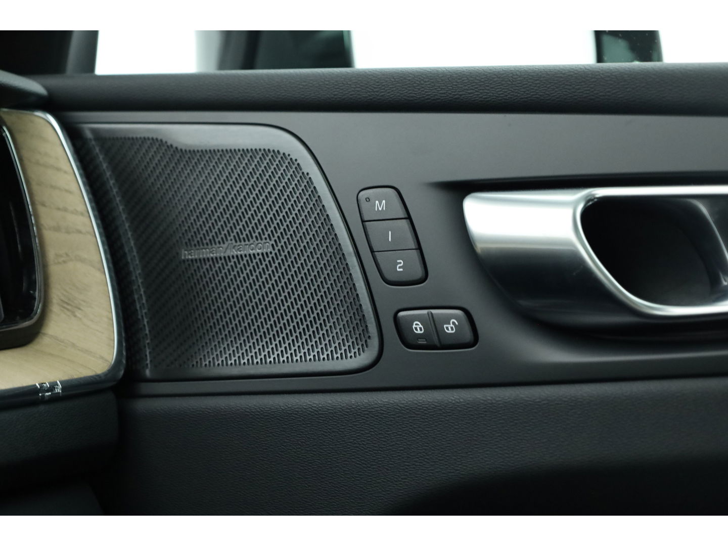 Volvo XC60 2.0 T6 Plug-in hybrid AWD Plus Dark | Facelift | Pano | 360 camera | Trekhaak | Head-up | 4-stoel & stuurverw |