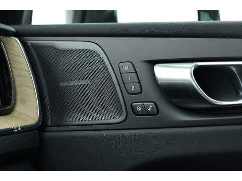 Volvo XC60 2.0 T6 Plug-in hybrid AWD Plus Dark | Facelift | Pano | 360 camera | Trekhaak | Head-up | 4-stoel & stuurverw |