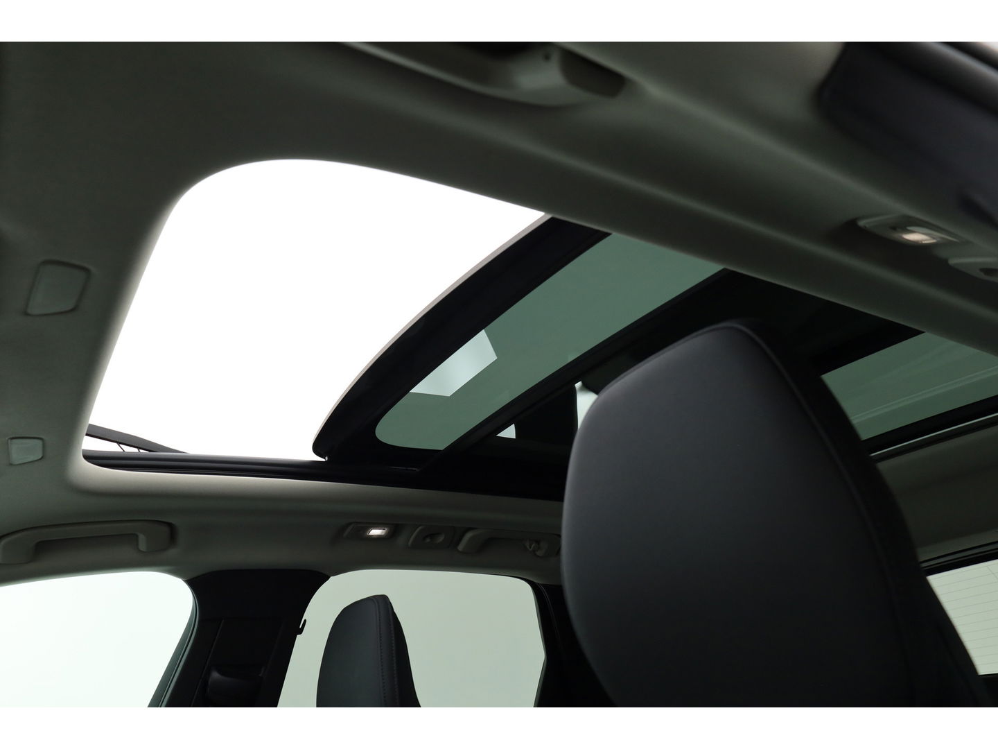 Volvo XC60 2.0 T6 Plug-in hybrid AWD Plus Dark | Facelift | Pano | 360 camera | Trekhaak | Head-up | 4-stoel & stuurverw |