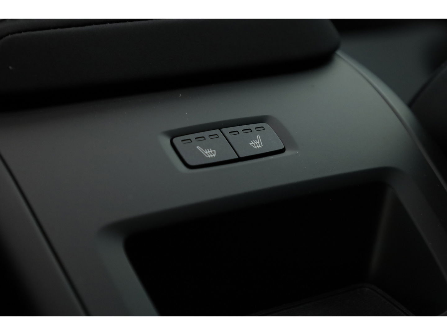 Volvo XC60 2.0 T6 Plug-in hybrid AWD Plus Dark | Facelift | Pano | 360 camera | Trekhaak | Head-up | 4-stoel & stuurverw |