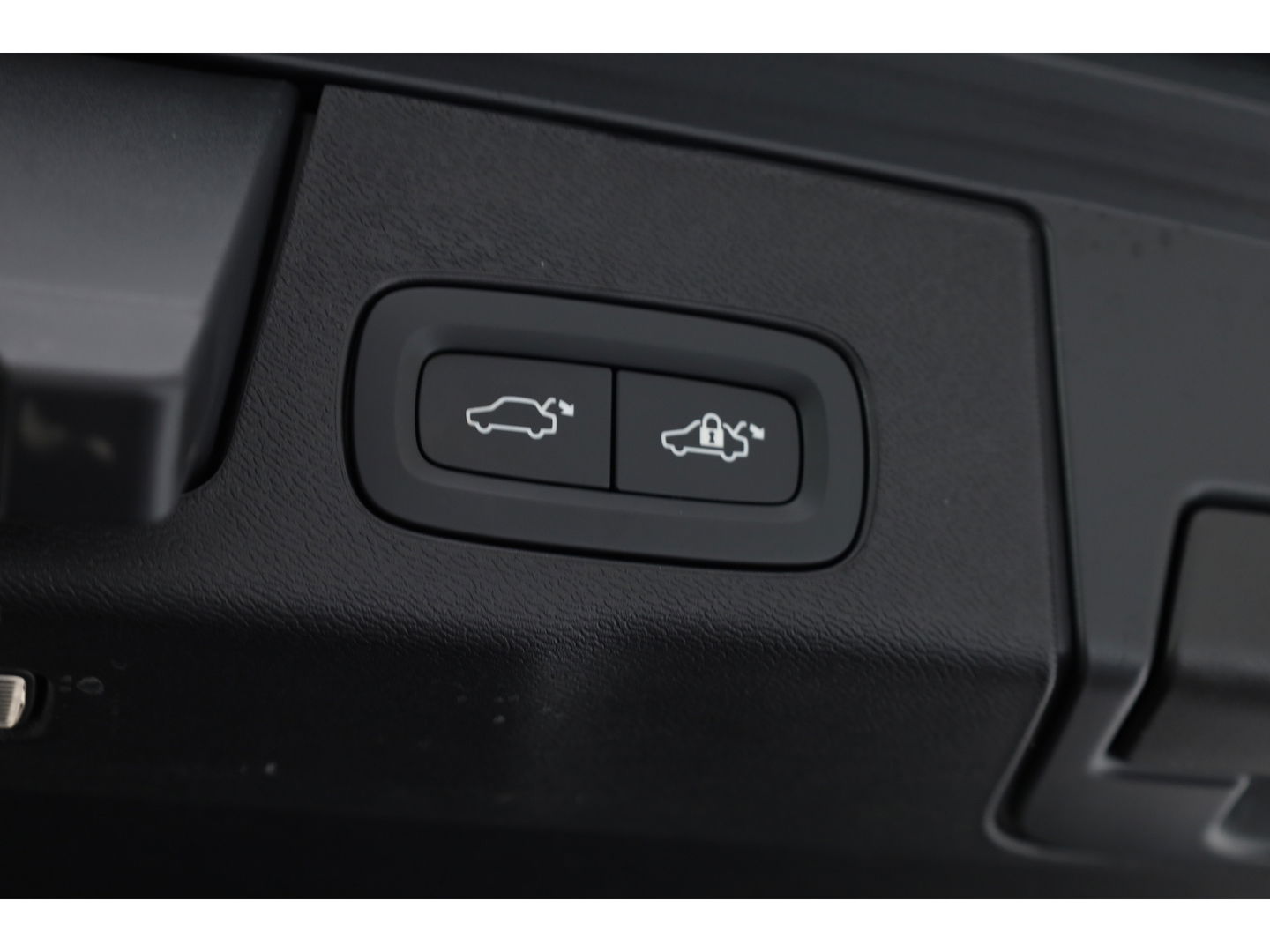 Volvo XC60 2.0 T6 Plug-in hybrid AWD Plus Dark | Facelift | Pano | 360 camera | Trekhaak | Head-up | 4-stoel & stuurverw |