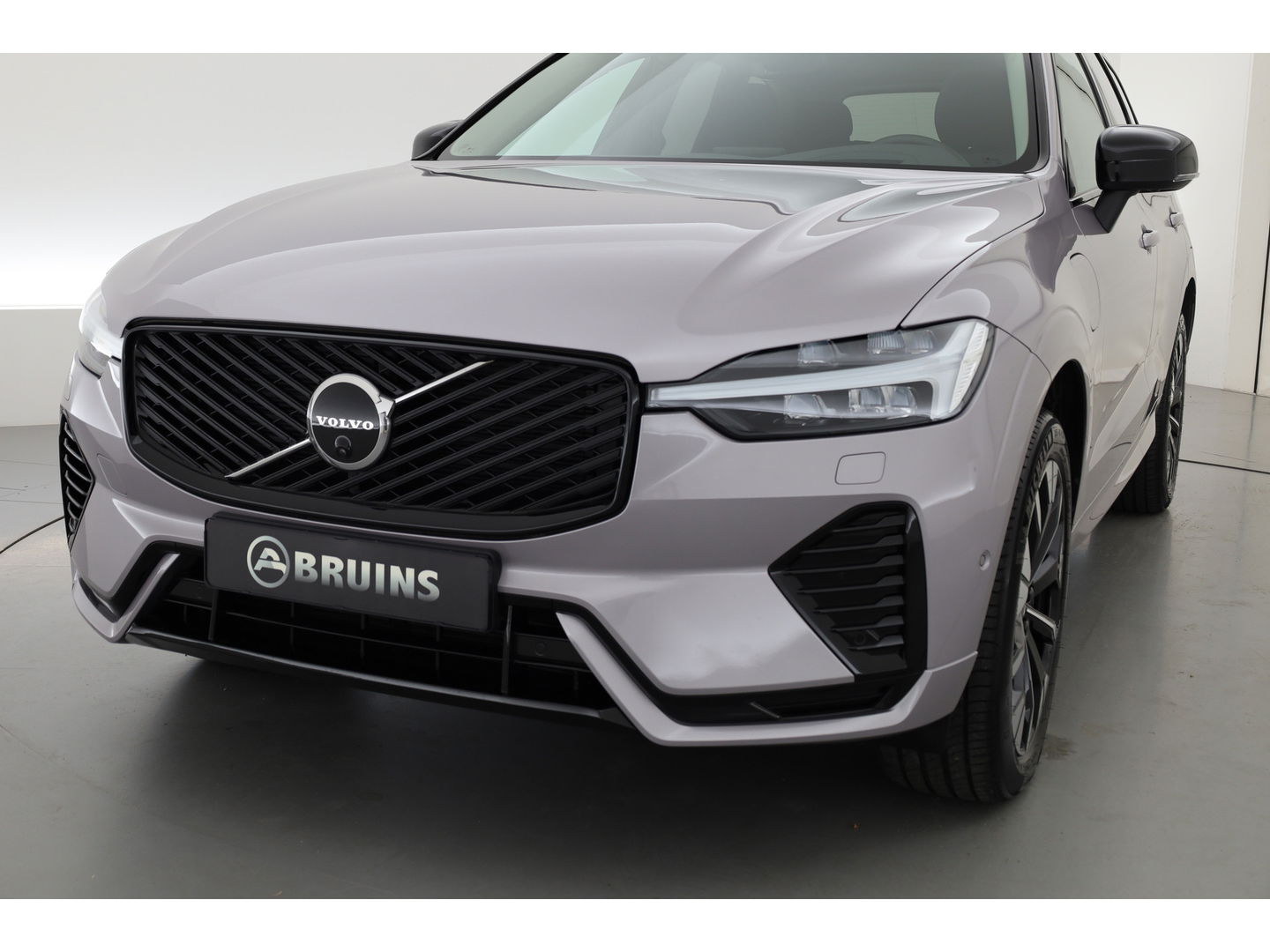 Volvo XC60 2.0 T6 Plug-in hybrid AWD Plus Dark | Facelift | Pano | 360 camera | Trekhaak | Head-up | 4-stoel & stuurverw |