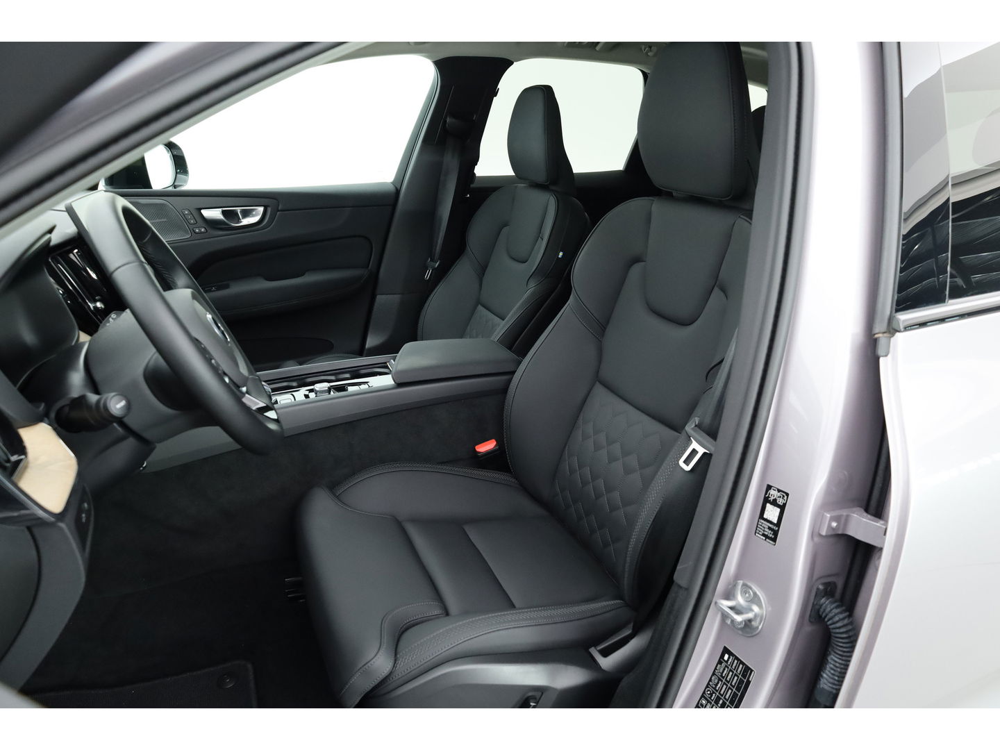 Volvo XC60 2.0 T6 Plug-in hybrid AWD Plus Dark | Facelift | Pano | 360 camera | Trekhaak | Head-up | 4-stoel & stuurverw |