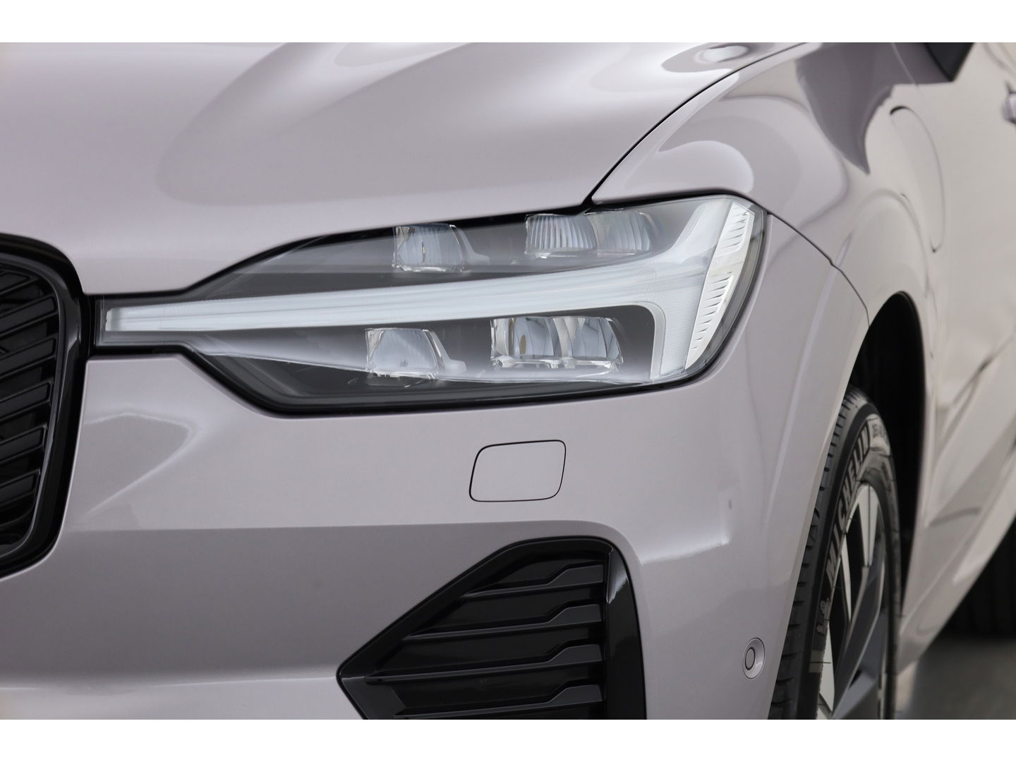 Volvo XC60 2.0 T6 Plug-in hybrid AWD Plus Dark | Facelift | Pano | 360 camera | Trekhaak | Head-up | 4-stoel & stuurverw |