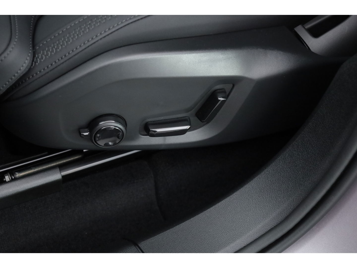 Volvo XC60 2.0 T6 Plug-in hybrid AWD Plus Dark | Facelift | Pano | 360 camera | Trekhaak | Head-up | 4-stoel & stuurverw |