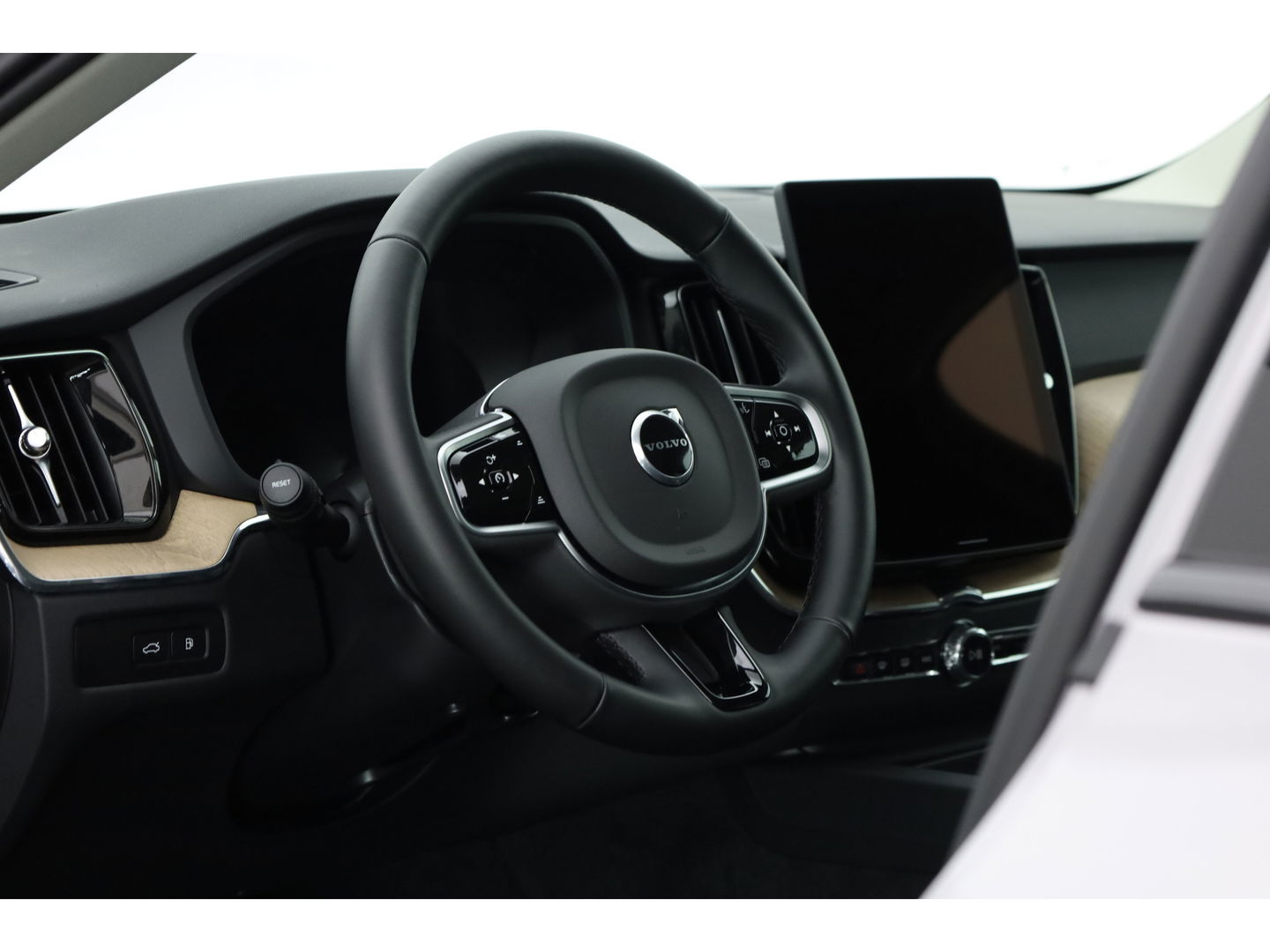 Volvo XC60 2.0 T6 Plug-in hybrid AWD Plus Dark | Facelift | Pano | 360 camera | Trekhaak | Head-up | 4-stoel & stuurverw |