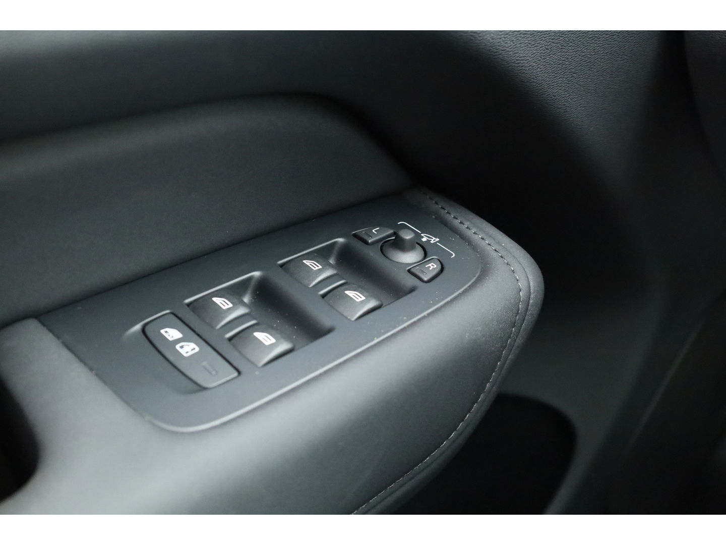 Volvo XC60 2.0 T6 Plug-in hybrid AWD Plus Dark | Facelift | Pano | 360 camera | Trekhaak | Head-up | 4-stoel & stuurverw |