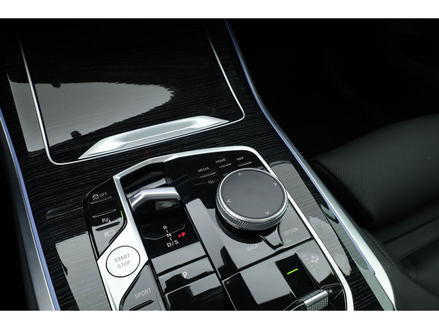 BMW X5 xDrive50e M Sport Pro | Iconic Glow | | Pano | Soft Close | HUD | Luchtvering | Harman Kardon | Elek. Trekhaak |