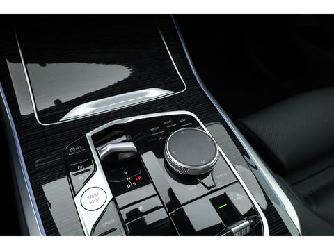 BMW X5 xDrive50e M Sport Pro | Iconic Glow | | Pano | Soft Close | HUD | Luchtvering | Harman Kardon | Elek. Trekhaak |
