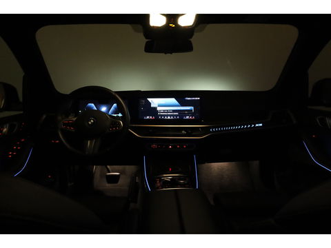 BMW X5 xDrive50e M Sport Pro | Iconic Glow | | Pano | Soft Close | HUD | Luchtvering | Harman Kardon | Elek. Trekhaak |