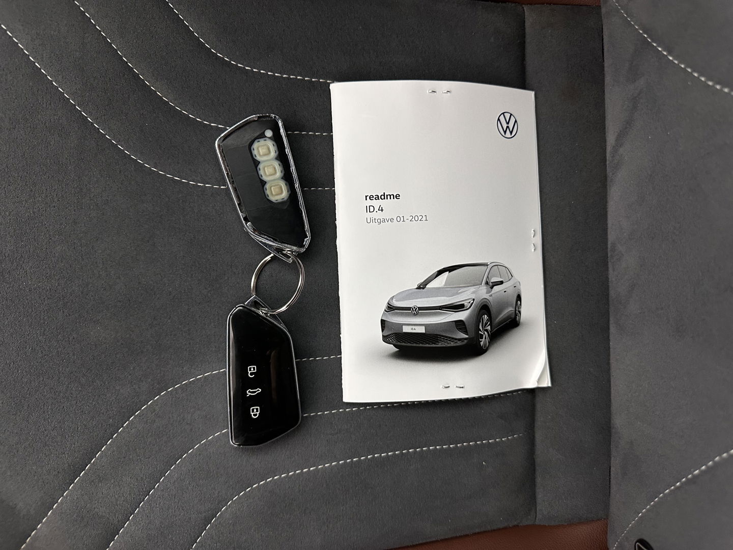 Volkswagen ID.4 First 77 kWh [ 3-Fase-11kW ] {SOH-83%} (INCL-BTW) *LEATHER-MICROFIBRE | FULL-LED | ADAPTIVE-CRUISE | HEATED-COMFORTSEATS | DIGI-COCKPIT | AMBIENTLIGHT | NAVI-FULLMAP | PDC | TOWBAR | PRIVACY-GLASS | CAMERA | 20''ALU*