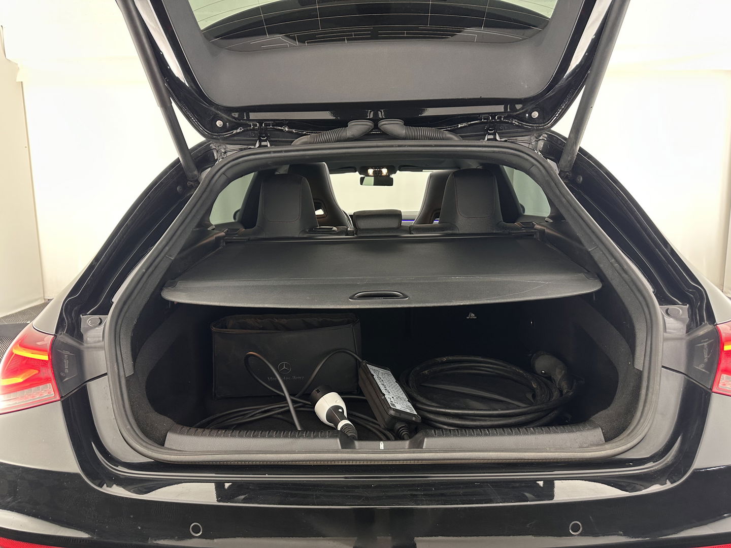 Mercedes-Benz CLA-Klasse Shooting Brake 250 e AMG Line ( Plug-in ) (INCL.BTW) *PANO | LEATHER-MICROFIBRE | MULTIBEAM-LED | AMBIENT-LIGT | BLIND-SPOT | HEATED-SPORTSEATS | WIDE-SCREEN-DIGICOCKPIT | DAB+ | NAVI-FULLMAP | CAMERA | PRIVACY-GLASS | TOWBAR | 19''A