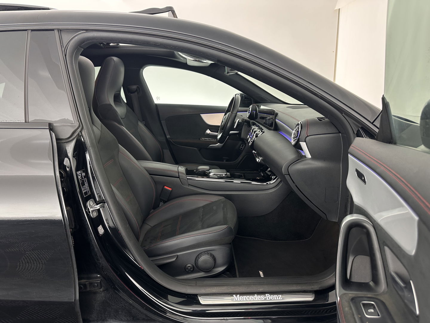 Mercedes-Benz CLA-Klasse Shooting Brake 250 e AMG Line ( Plug-in ) (INCL.BTW) *PANO | LEATHER-MICROFIBRE | MULTIBEAM-LED | AMBIENT-LIGT | BLIND-SPOT | HEATED-SPORTSEATS | WIDE-SCREEN-DIGICOCKPIT | DAB+ | NAVI-FULLMAP | CAMERA | PRIVACY-GLASS | TOWBAR | 19''A