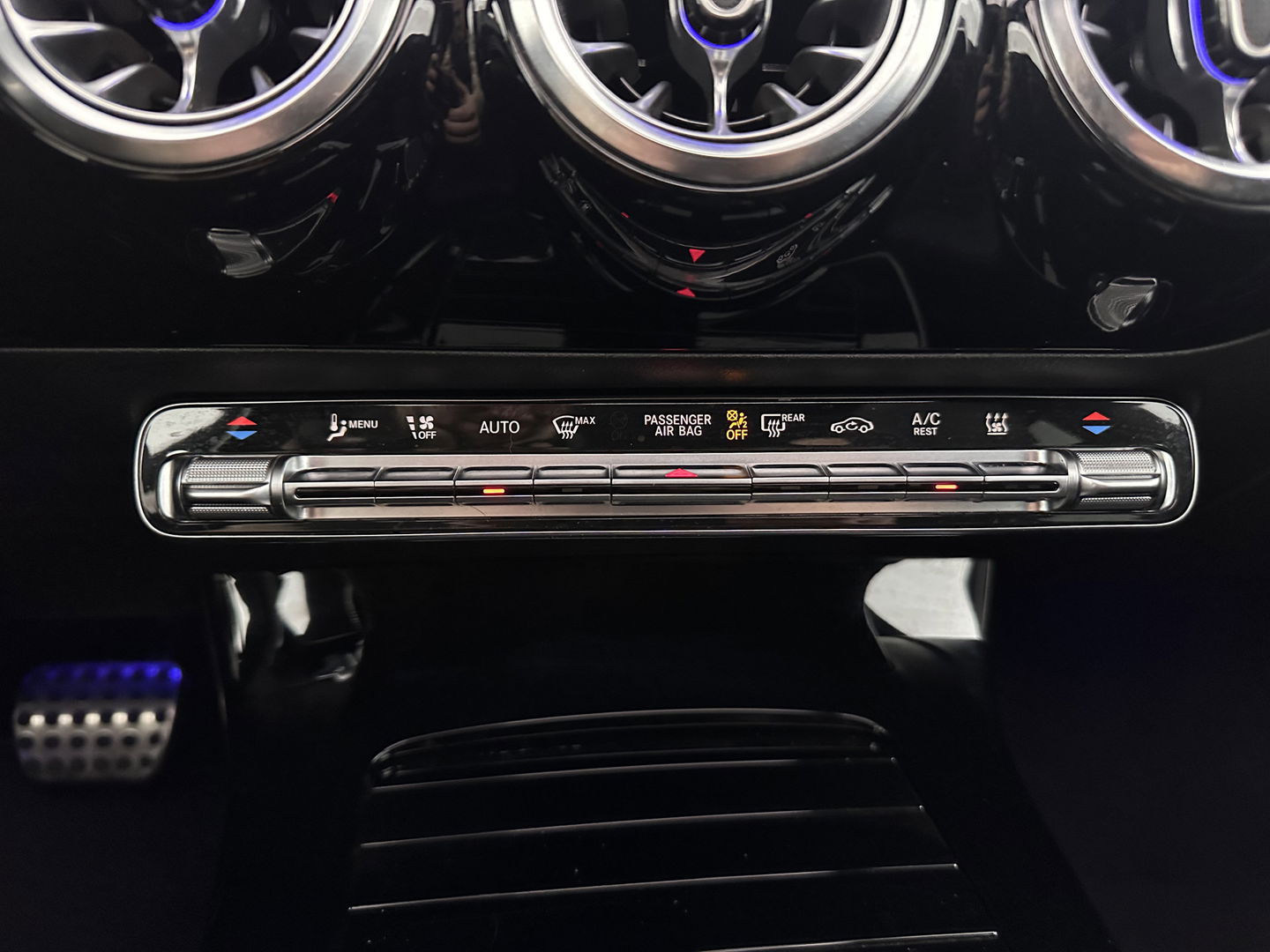 Mercedes-Benz CLA-Klasse Shooting Brake 250 e AMG Line ( Plug-in ) (INCL.BTW) *PANO | LEATHER-MICROFIBRE | MULTIBEAM-LED | AMBIENT-LIGT | BLIND-SPOT | HEATED-SPORTSEATS | WIDE-SCREEN-DIGICOCKPIT | DAB+ | NAVI-FULLMAP | CAMERA | PRIVACY-GLASS | TOWBAR | 19''A