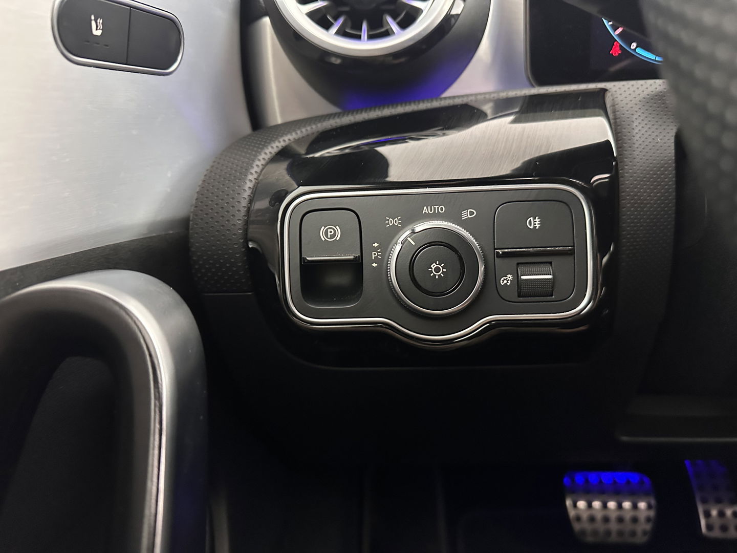 Mercedes-Benz CLA-Klasse Shooting Brake 250 e AMG Line ( Plug-in ) (INCL.BTW) *PANO | LEATHER-MICROFIBRE | MULTIBEAM-LED | AMBIENT-LIGT | BLIND-SPOT | HEATED-SPORTSEATS | WIDE-SCREEN-DIGICOCKPIT | DAB+ | NAVI-FULLMAP | CAMERA | PRIVACY-GLASS | TOWBAR | 19''A