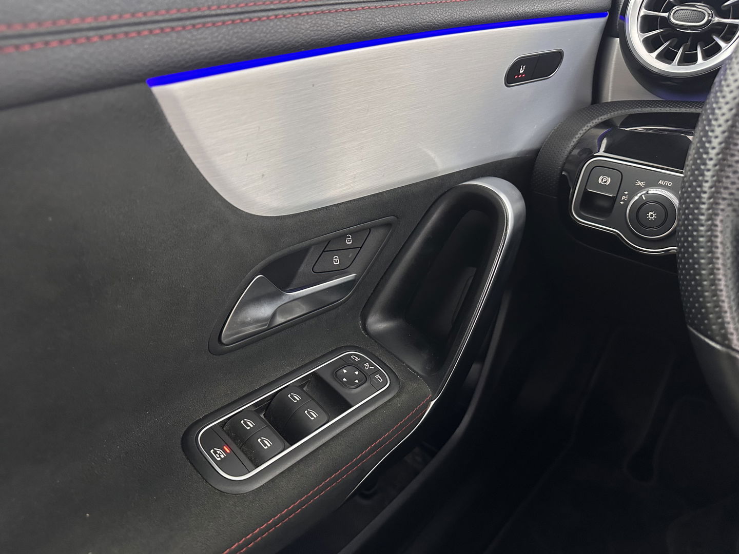 Mercedes-Benz CLA-Klasse Shooting Brake 250 e AMG Line ( Plug-in ) (INCL.BTW) *PANO | LEATHER-MICROFIBRE | MULTIBEAM-LED | AMBIENT-LIGT | BLIND-SPOT | HEATED-SPORTSEATS | WIDE-SCREEN-DIGICOCKPIT | DAB+ | NAVI-FULLMAP | CAMERA | PRIVACY-GLASS | TOWBAR | 19''A