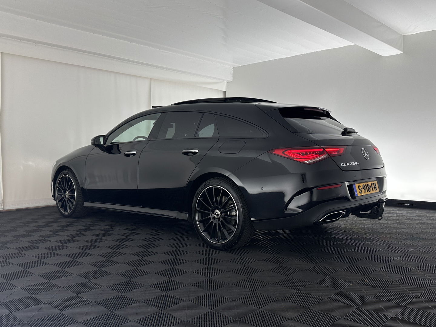 Mercedes-Benz CLA-Klasse Shooting Brake 250 e AMG Line ( Plug-in ) (INCL.BTW) *PANO | LEATHER-MICROFIBRE | MULTIBEAM-LED | AMBIENT-LIGT | BLIND-SPOT | HEATED-SPORTSEATS | WIDE-SCREEN-DIGICOCKPIT | DAB+ | NAVI-FULLMAP | CAMERA | PRIVACY-GLASS | TOWBAR | 19''A