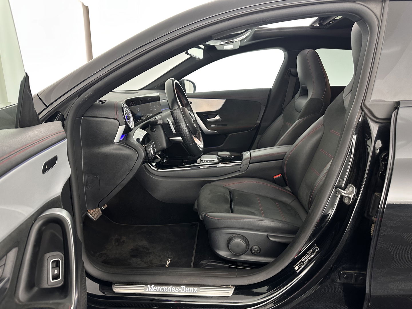 Mercedes-Benz CLA-Klasse Shooting Brake 250 e AMG Line ( Plug-in ) (INCL.BTW) *PANO | LEATHER-MICROFIBRE | MULTIBEAM-LED | AMBIENT-LIGT | BLIND-SPOT | HEATED-SPORTSEATS | WIDE-SCREEN-DIGICOCKPIT | DAB+ | NAVI-FULLMAP | CAMERA | PRIVACY-GLASS | TOWBAR | 19''A