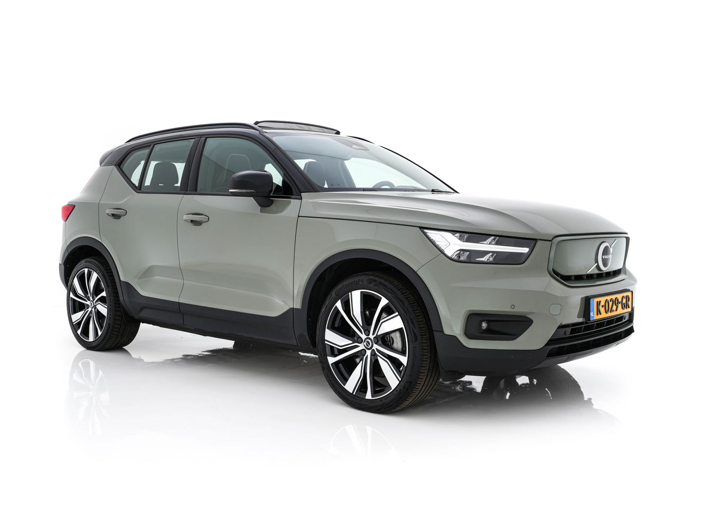 Volvo XC40 Recharge P8 AWD R-Design [ 3-Fase-11kW ] {SOH-90%} (INCL-BTW) Aut. *PANO | LEATHER-ALCANTARA | ADAPTIVE-CRUISE | DIGI-COCKPIT | FULL-LED | HARMAN/KARDON | CAMERA | NAVI-FULLMAP | ECC | PDC | KEYLESS | HEATED-SPORTSEATS | TOWBAR | 20''ALU*