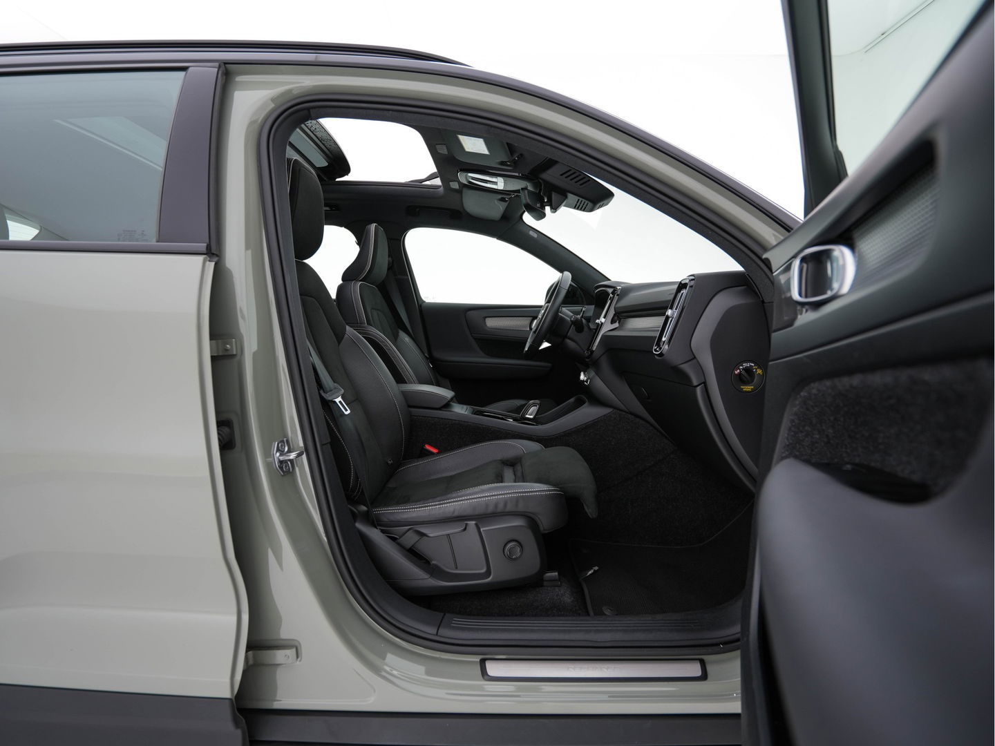 Volvo XC40 Recharge P8 AWD R-Design [ 3-Fase-11kW ] {SOH-90%} (INCL-BTW) Aut. *PANO | LEATHER-ALCANTARA | ADAPTIVE-CRUISE | DIGI-COCKPIT | FULL-LED | HARMAN/KARDON | CAMERA | NAVI-FULLMAP | ECC | PDC | KEYLESS | HEATED-SPORTSEATS | TOWBAR | 20''ALU*