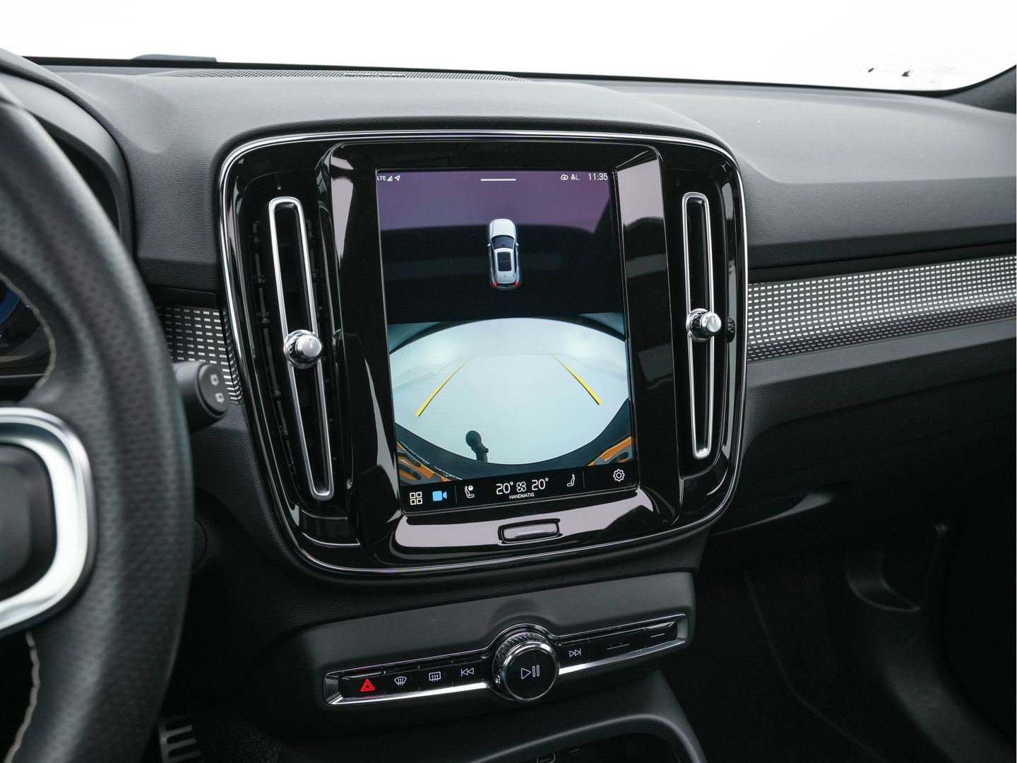 Volvo XC40 Recharge P8 AWD R-Design [ 3-Fase-11kW ] {SOH-90%} (INCL-BTW) Aut. *PANO | LEATHER-ALCANTARA | ADAPTIVE-CRUISE | DIGI-COCKPIT | FULL-LED | HARMAN/KARDON | CAMERA | NAVI-FULLMAP | ECC | PDC | KEYLESS | HEATED-SPORTSEATS | TOWBAR | 20''ALU*