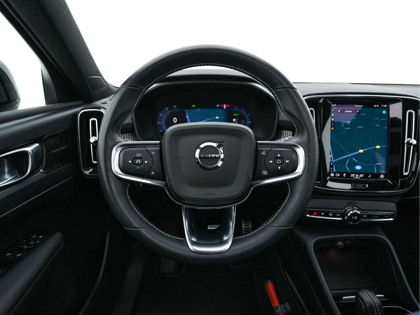 Volvo XC40 Recharge P8 AWD R-Design [ 3-Fase-11kW ] {SOH-90%} (INCL-BTW) Aut. *PANO | LEATHER-ALCANTARA | ADAPTIVE-CRUISE | DIGI-COCKPIT | FULL-LED | HARMAN/KARDON | CAMERA | NAVI-FULLMAP | ECC | PDC | KEYLESS | HEATED-SPORTSEATS | TOWBAR | 20''ALU*