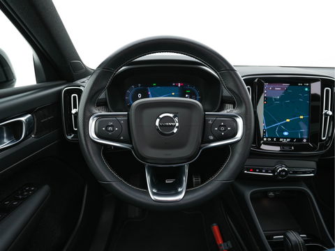 Volvo XC40 Recharge P8 AWD R-Design [ 3-Fase-11kW ] {SOH-90%} (INCL-BTW) Aut. *PANO | LEATHER-ALCANTARA | ADAPTIVE-CRUISE | DIGI-COCKPIT | FULL-LED | HARMAN/KARDON | CAMERA | NAVI-FULLMAP | ECC | PDC | KEYLESS | HEATED-SPORTSEATS | TOWBAR | 20''ALU*