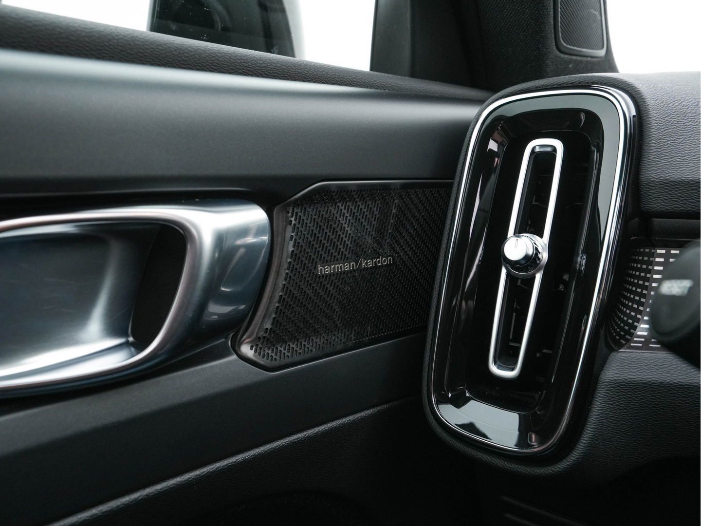 Volvo XC40 Recharge P8 AWD R-Design [ 3-Fase-11kW ] {SOH-90%} (INCL-BTW) Aut. *PANO | LEATHER-ALCANTARA | ADAPTIVE-CRUISE | DIGI-COCKPIT | FULL-LED | HARMAN/KARDON | CAMERA | NAVI-FULLMAP | ECC | PDC | KEYLESS | HEATED-SPORTSEATS | TOWBAR | 20''ALU*