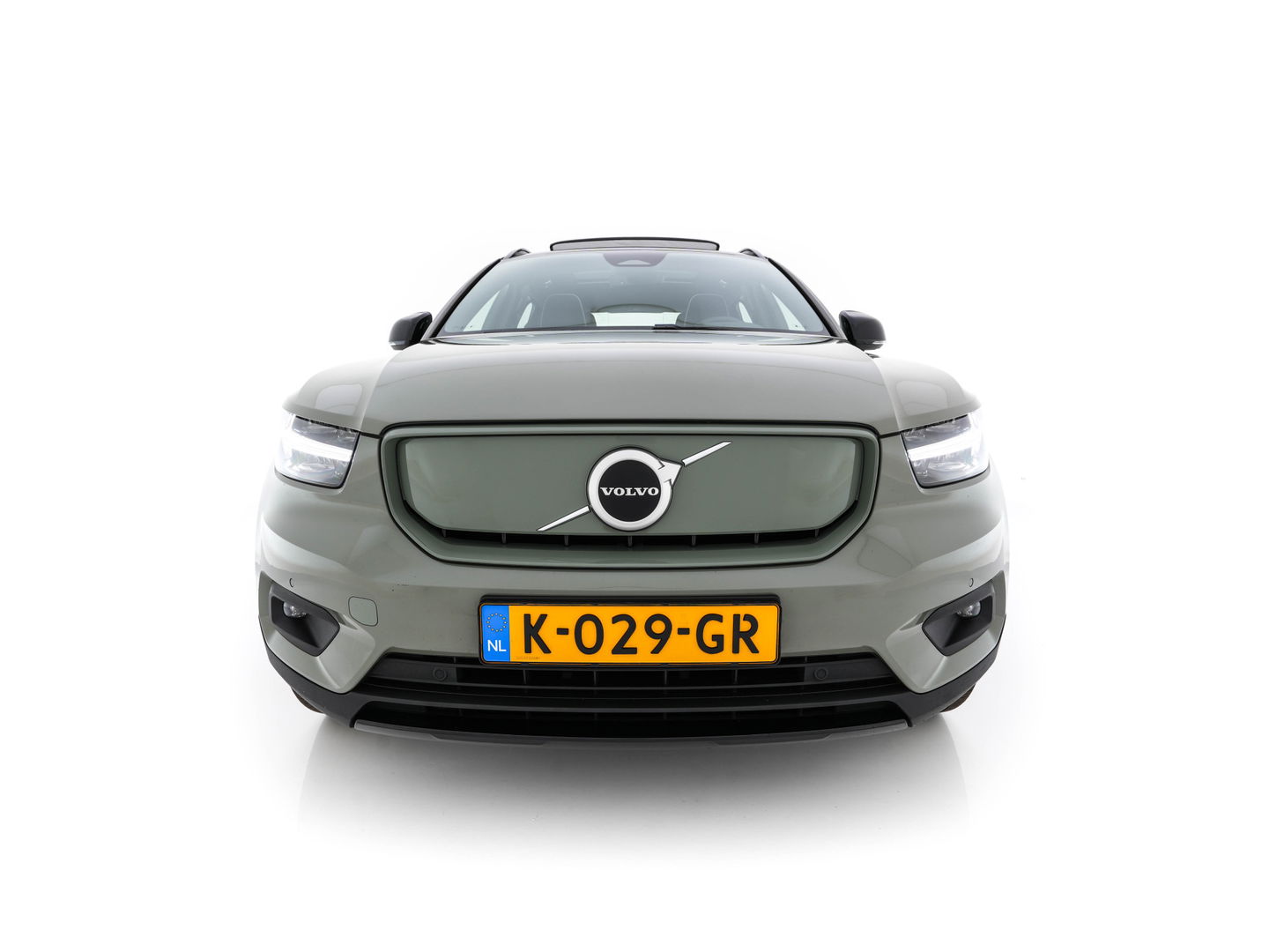 Volvo XC40 Recharge P8 AWD R-Design [ 3-Fase-11kW ] {SOH-90%} (INCL-BTW) Aut. *PANO | LEATHER-ALCANTARA | ADAPTIVE-CRUISE | DIGI-COCKPIT | FULL-LED | HARMAN/KARDON | CAMERA | NAVI-FULLMAP | ECC | PDC | KEYLESS | HEATED-SPORTSEATS | TOWBAR | 20''ALU*