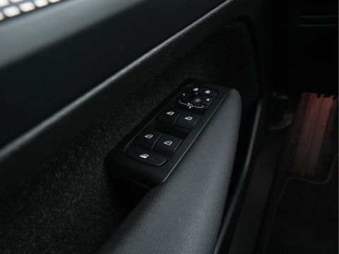 Volvo XC40 Recharge P8 AWD R-Design [ 3-Fase-11kW ] {SOH-90%} (INCL-BTW) Aut. *PANO | LEATHER-ALCANTARA | ADAPTIVE-CRUISE | DIGI-COCKPIT | FULL-LED | HARMAN/KARDON | CAMERA | NAVI-FULLMAP | ECC | PDC | KEYLESS | HEATED-SPORTSEATS | TOWBAR | 20''ALU*