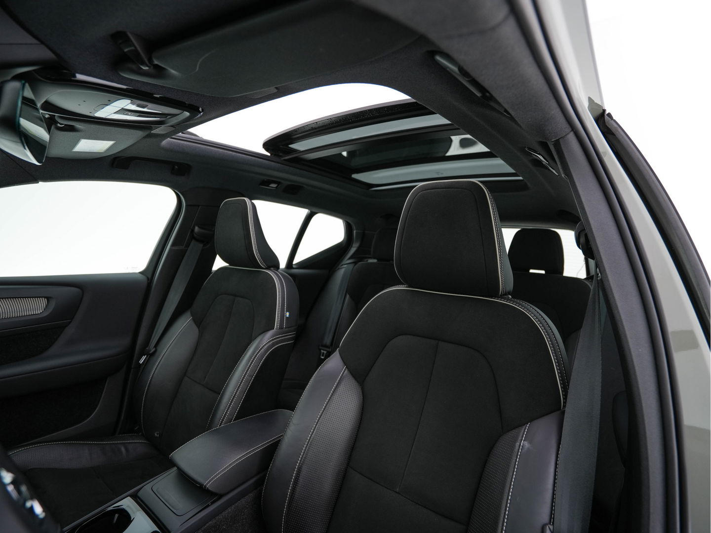 Volvo XC40 Recharge P8 AWD R-Design [ 3-Fase-11kW ] {SOH-90%} (INCL-BTW) Aut. *PANO | LEATHER-ALCANTARA | ADAPTIVE-CRUISE | DIGI-COCKPIT | FULL-LED | HARMAN/KARDON | CAMERA | NAVI-FULLMAP | ECC | PDC | KEYLESS | HEATED-SPORTSEATS | TOWBAR | 20''ALU*