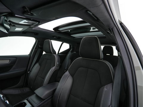 Volvo XC40 Recharge P8 AWD R-Design [ 3-Fase-11kW ] {SOH-90%} (INCL-BTW) Aut. *PANO | LEATHER-ALCANTARA | ADAPTIVE-CRUISE | DIGI-COCKPIT | FULL-LED | HARMAN/KARDON | CAMERA | NAVI-FULLMAP | ECC | PDC | KEYLESS | HEATED-SPORTSEATS | TOWBAR | 20''ALU*