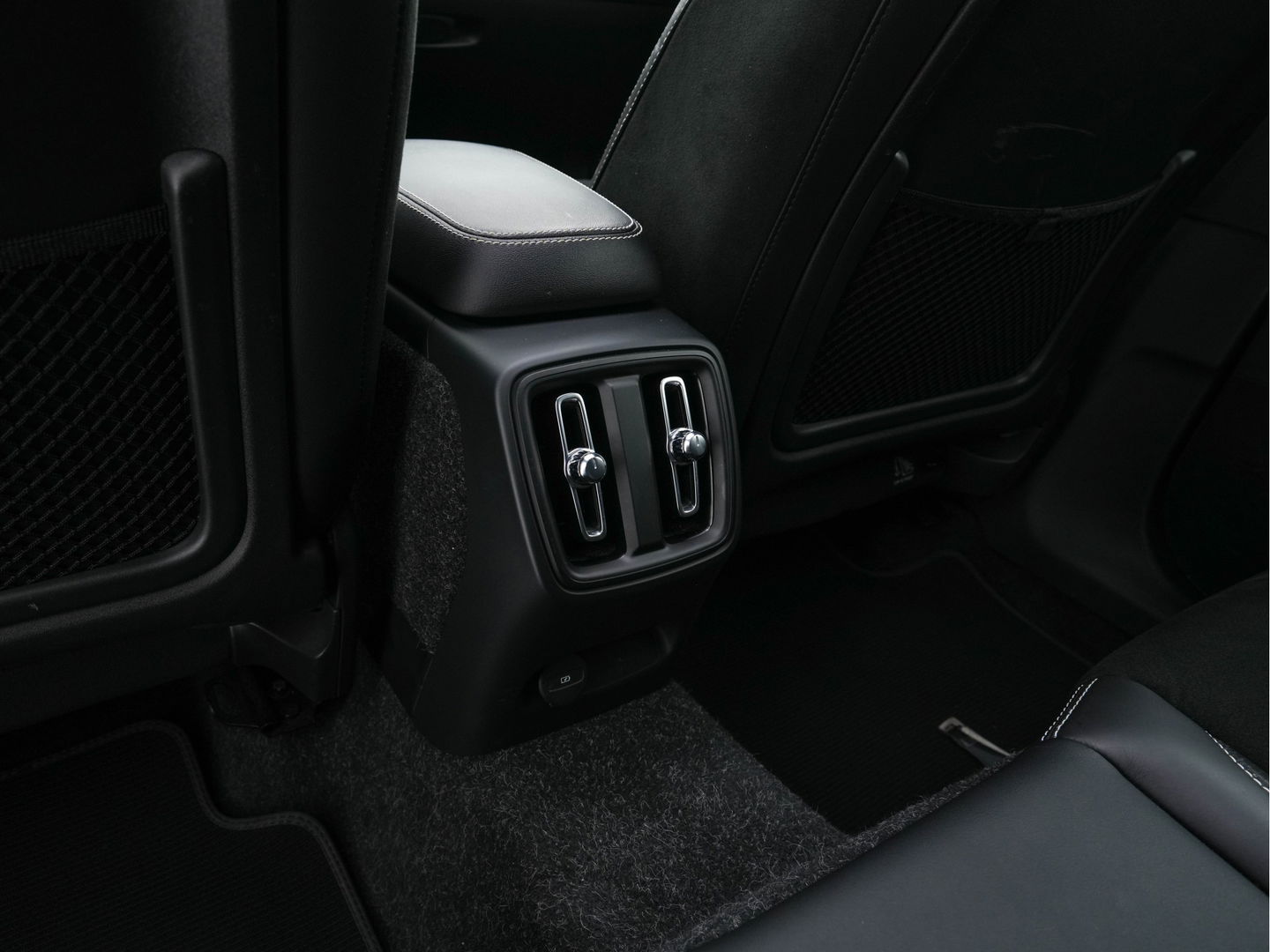 Volvo XC40 Recharge P8 AWD R-Design [ 3-Fase-11kW ] {SOH-90%} (INCL-BTW) Aut. *PANO | LEATHER-ALCANTARA | ADAPTIVE-CRUISE | DIGI-COCKPIT | FULL-LED | HARMAN/KARDON | CAMERA | NAVI-FULLMAP | ECC | PDC | KEYLESS | HEATED-SPORTSEATS | TOWBAR | 20''ALU*