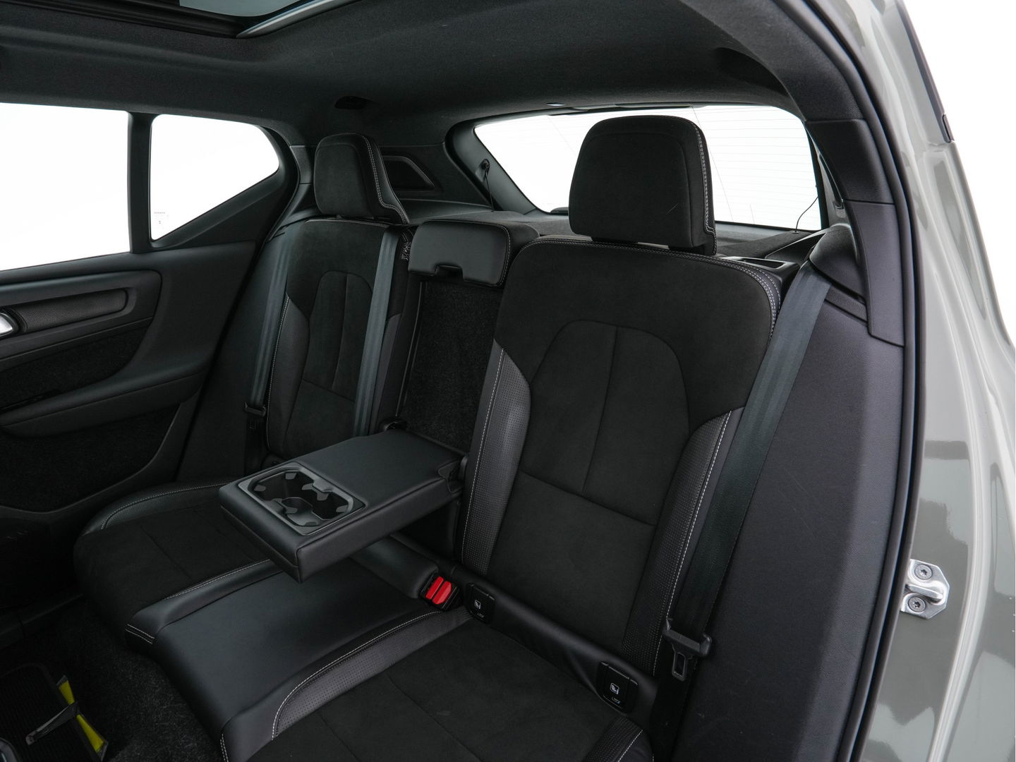 Volvo XC40 Recharge P8 AWD R-Design [ 3-Fase-11kW ] {SOH-90%} (INCL-BTW) Aut. *PANO | LEATHER-ALCANTARA | ADAPTIVE-CRUISE | DIGI-COCKPIT | FULL-LED | HARMAN/KARDON | CAMERA | NAVI-FULLMAP | ECC | PDC | KEYLESS | HEATED-SPORTSEATS | TOWBAR | 20''ALU*