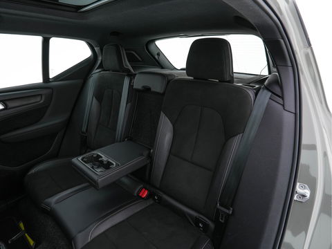 Volvo XC40 Recharge P8 AWD R-Design [ 3-Fase-11kW ] {SOH-90%} (INCL-BTW) Aut. *PANO | LEATHER-ALCANTARA | ADAPTIVE-CRUISE | DIGI-COCKPIT | FULL-LED | HARMAN/KARDON | CAMERA | NAVI-FULLMAP | ECC | PDC | KEYLESS | HEATED-SPORTSEATS | TOWBAR | 20''ALU*