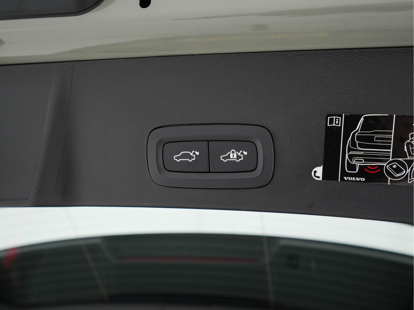 Volvo XC40 Recharge P8 AWD R-Design [ 3-Fase-11kW ] {SOH-90%} (INCL-BTW) Aut. *PANO | LEATHER-ALCANTARA | ADAPTIVE-CRUISE | DIGI-COCKPIT | FULL-LED | HARMAN/KARDON | CAMERA | NAVI-FULLMAP | ECC | PDC | KEYLESS | HEATED-SPORTSEATS | TOWBAR | 20''ALU*