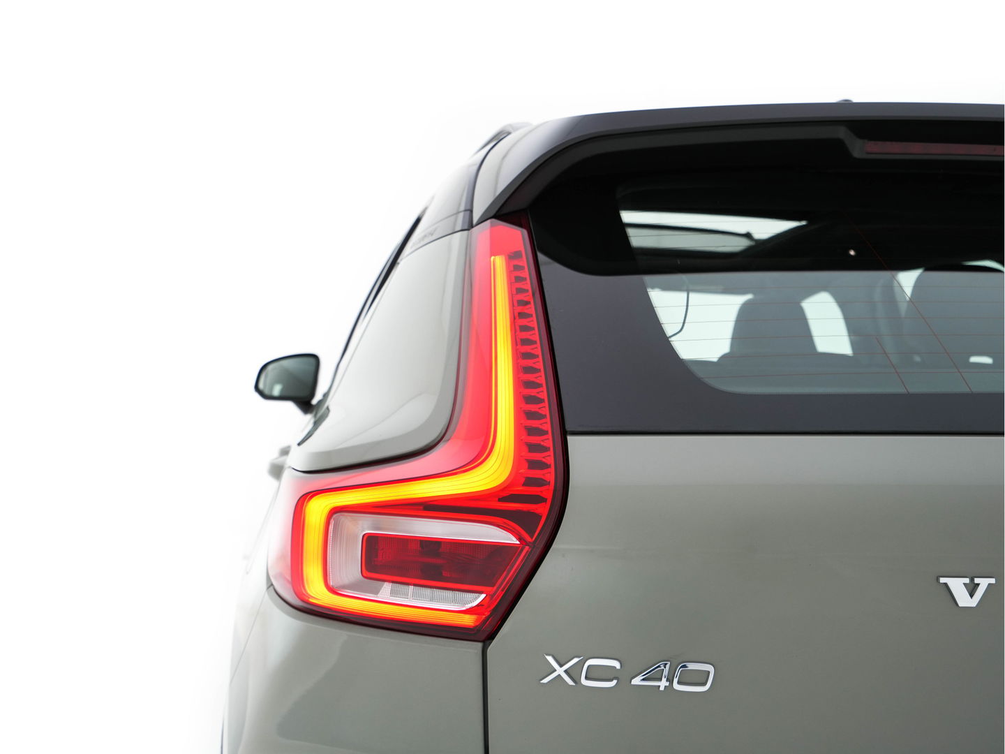 Volvo XC40 Recharge P8 AWD R-Design [ 3-Fase-11kW ] {SOH-90%} (INCL-BTW) Aut. *PANO | LEATHER-ALCANTARA | ADAPTIVE-CRUISE | DIGI-COCKPIT | FULL-LED | HARMAN/KARDON | CAMERA | NAVI-FULLMAP | ECC | PDC | KEYLESS | HEATED-SPORTSEATS | TOWBAR | 20''ALU*