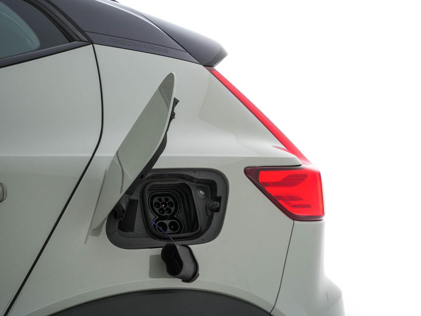 Volvo XC40 Recharge P8 AWD R-Design [ 3-Fase-11kW ] {SOH-90%} (INCL-BTW) Aut. *PANO | LEATHER-ALCANTARA | ADAPTIVE-CRUISE | DIGI-COCKPIT | FULL-LED | HARMAN/KARDON | CAMERA | NAVI-FULLMAP | ECC | PDC | KEYLESS | HEATED-SPORTSEATS | TOWBAR | 20''ALU*