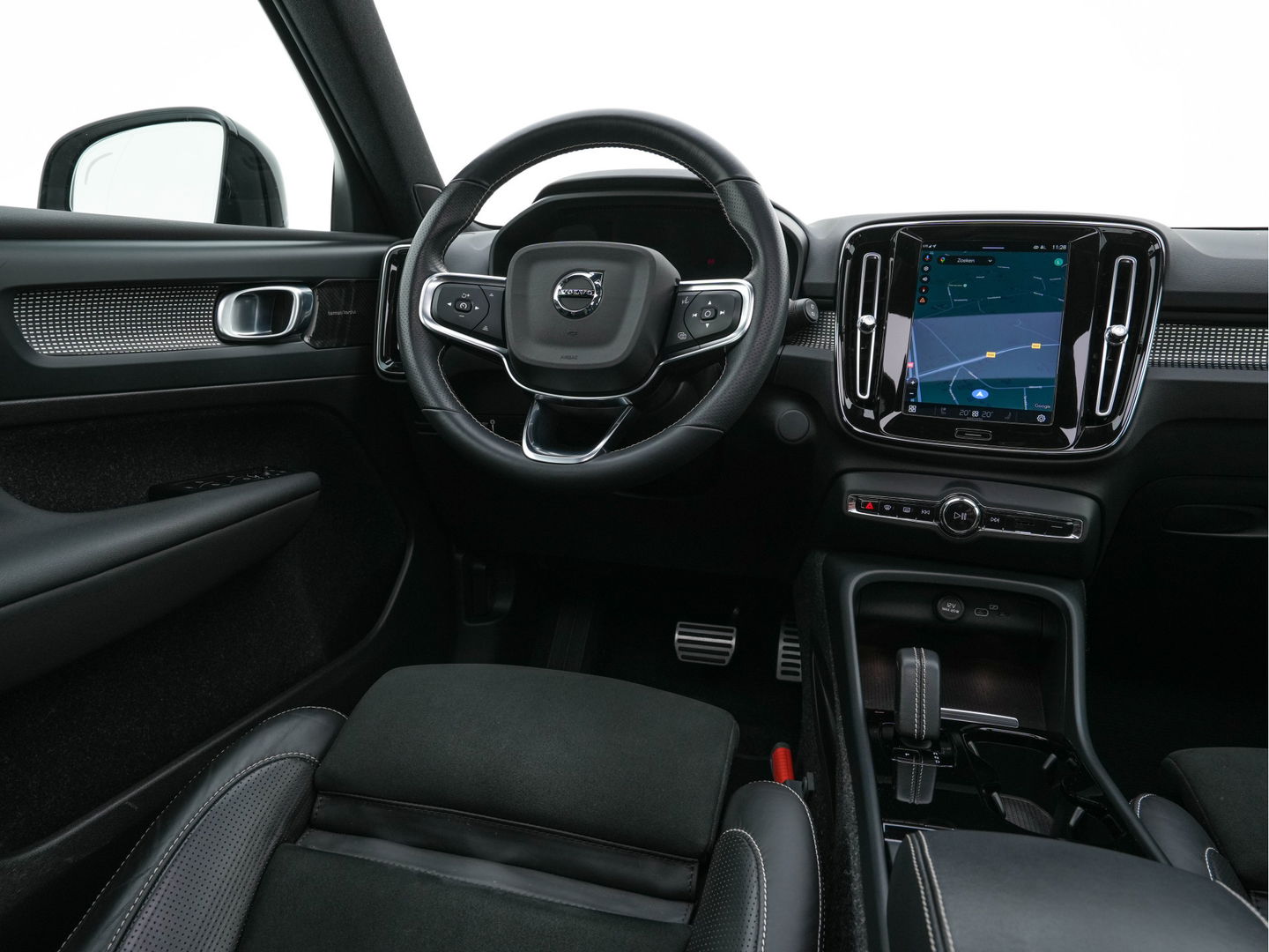 Volvo XC40 Recharge P8 AWD R-Design [ 3-Fase-11kW ] {SOH-90%} (INCL-BTW) Aut. *PANO | LEATHER-ALCANTARA | ADAPTIVE-CRUISE | DIGI-COCKPIT | FULL-LED | HARMAN/KARDON | CAMERA | NAVI-FULLMAP | ECC | PDC | KEYLESS | HEATED-SPORTSEATS | TOWBAR | 20''ALU*