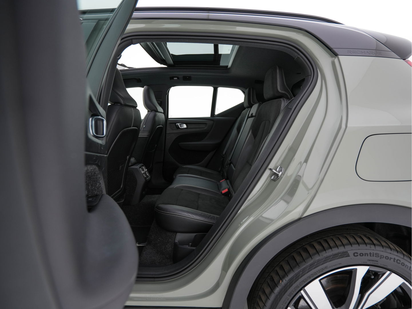 Volvo XC40 Recharge P8 AWD R-Design [ 3-Fase-11kW ] {SOH-90%} (INCL-BTW) Aut. *PANO | LEATHER-ALCANTARA | ADAPTIVE-CRUISE | DIGI-COCKPIT | FULL-LED | HARMAN/KARDON | CAMERA | NAVI-FULLMAP | ECC | PDC | KEYLESS | HEATED-SPORTSEATS | TOWBAR | 20''ALU*