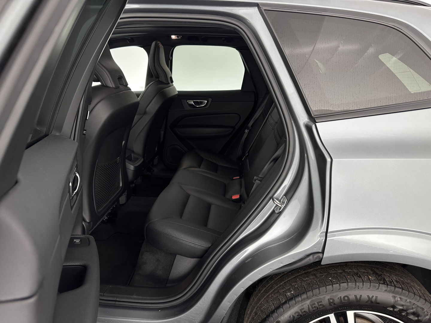 Volvo XC60 2.0 B5 Business Pro R-Design (INCL.BTW) Aut. *PANO | LUXURY-LEATHER | FULL-LEATHER | MEMORY-PACK | HEATED-SPORTSEATS | CAMERA | NAVI-FULLMAP | SHIFT-PADDLES | PRIVACY-GLASS | AIR-SUSPENSION | ECC | PDC | CRUISE | 19''ALU