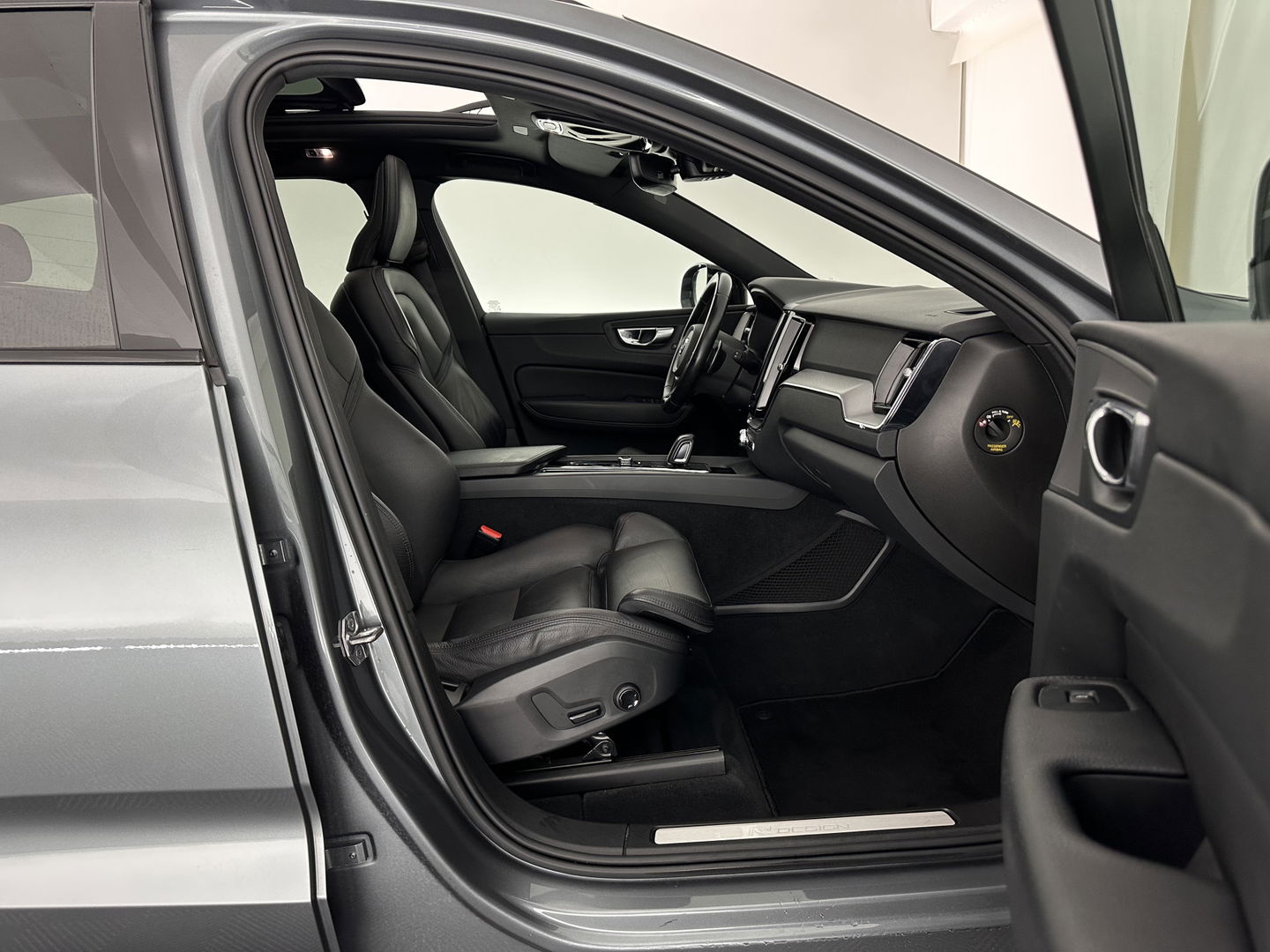 Volvo XC60 2.0 B5 Business Pro R-Design (INCL.BTW) Aut. *PANO | LUXURY-LEATHER | FULL-LEATHER | MEMORY-PACK | HEATED-SPORTSEATS | CAMERA | NAVI-FULLMAP | SHIFT-PADDLES | PRIVACY-GLASS | AIR-SUSPENSION | ECC | PDC | CRUISE | 19''ALU