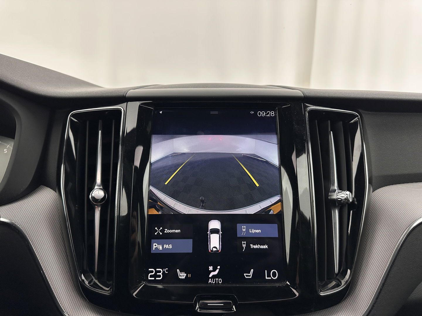 Volvo XC60 2.0 B5 Business Pro R-Design (INCL.BTW) Aut. *PANO | LUXURY-LEATHER | FULL-LEATHER | MEMORY-PACK | HEATED-SPORTSEATS | CAMERA | NAVI-FULLMAP | SHIFT-PADDLES | PRIVACY-GLASS | AIR-SUSPENSION | ECC | PDC | CRUISE | 19''ALU