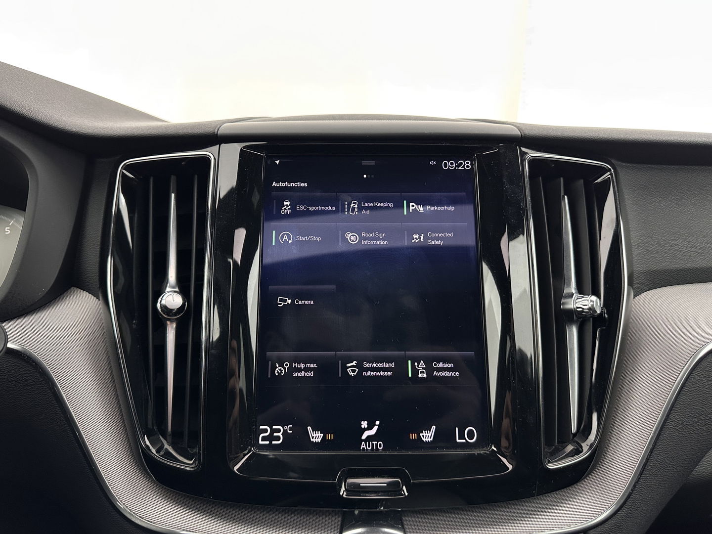 Volvo XC60 2.0 B5 Business Pro R-Design (INCL.BTW) Aut. *PANO | LUXURY-LEATHER | FULL-LEATHER | MEMORY-PACK | HEATED-SPORTSEATS | CAMERA | NAVI-FULLMAP | SHIFT-PADDLES | PRIVACY-GLASS | AIR-SUSPENSION | ECC | PDC | CRUISE | 19''ALU