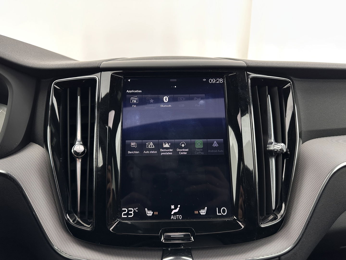 Volvo XC60 2.0 B5 Business Pro R-Design (INCL.BTW) Aut. *PANO | LUXURY-LEATHER | FULL-LEATHER | MEMORY-PACK | HEATED-SPORTSEATS | CAMERA | NAVI-FULLMAP | SHIFT-PADDLES | PRIVACY-GLASS | AIR-SUSPENSION | ECC | PDC | CRUISE | 19''ALU