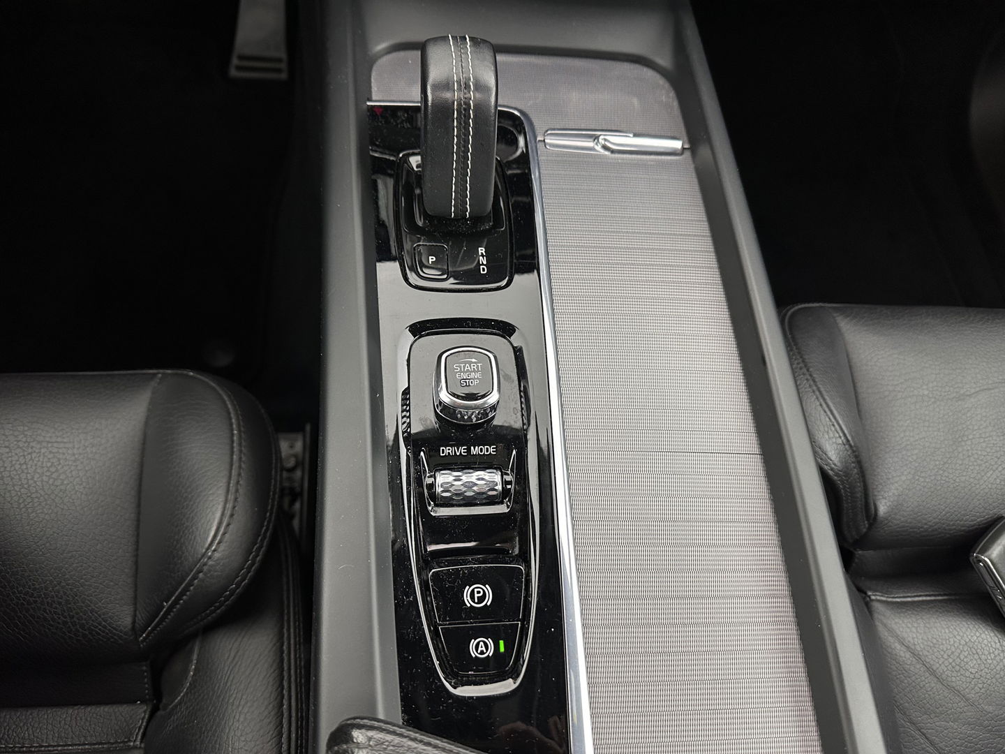 Volvo XC60 2.0 B5 Business Pro R-Design (INCL.BTW) Aut. *PANO | LUXURY-LEATHER | FULL-LEATHER | MEMORY-PACK | HEATED-SPORTSEATS | CAMERA | NAVI-FULLMAP | SHIFT-PADDLES | PRIVACY-GLASS | AIR-SUSPENSION | ECC | PDC | CRUISE | 19''ALU