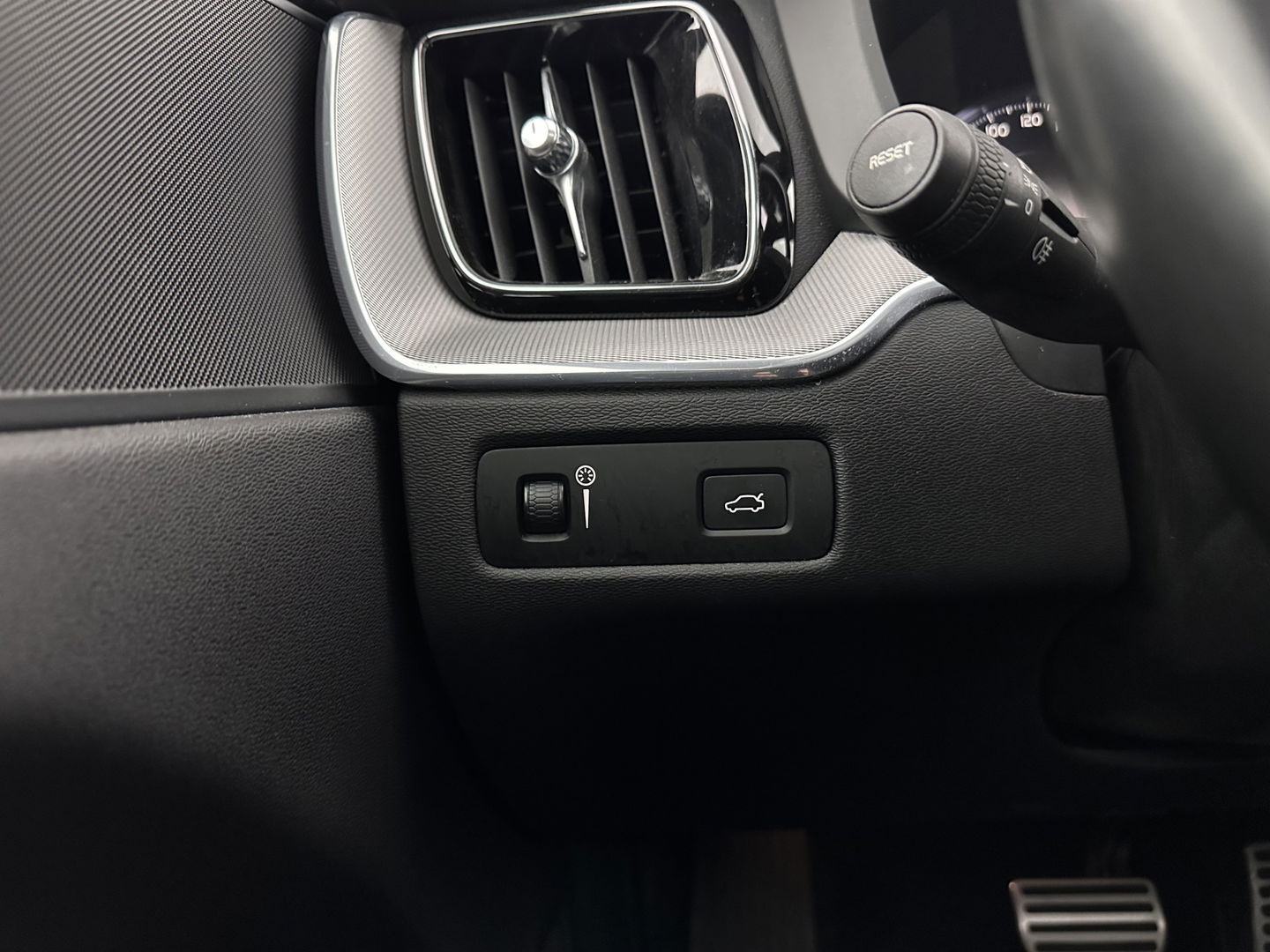 Volvo XC60 2.0 B5 Business Pro R-Design (INCL.BTW) Aut. *PANO | LUXURY-LEATHER | FULL-LEATHER | MEMORY-PACK | HEATED-SPORTSEATS | CAMERA | NAVI-FULLMAP | SHIFT-PADDLES | PRIVACY-GLASS | AIR-SUSPENSION | ECC | PDC | CRUISE | 19''ALU