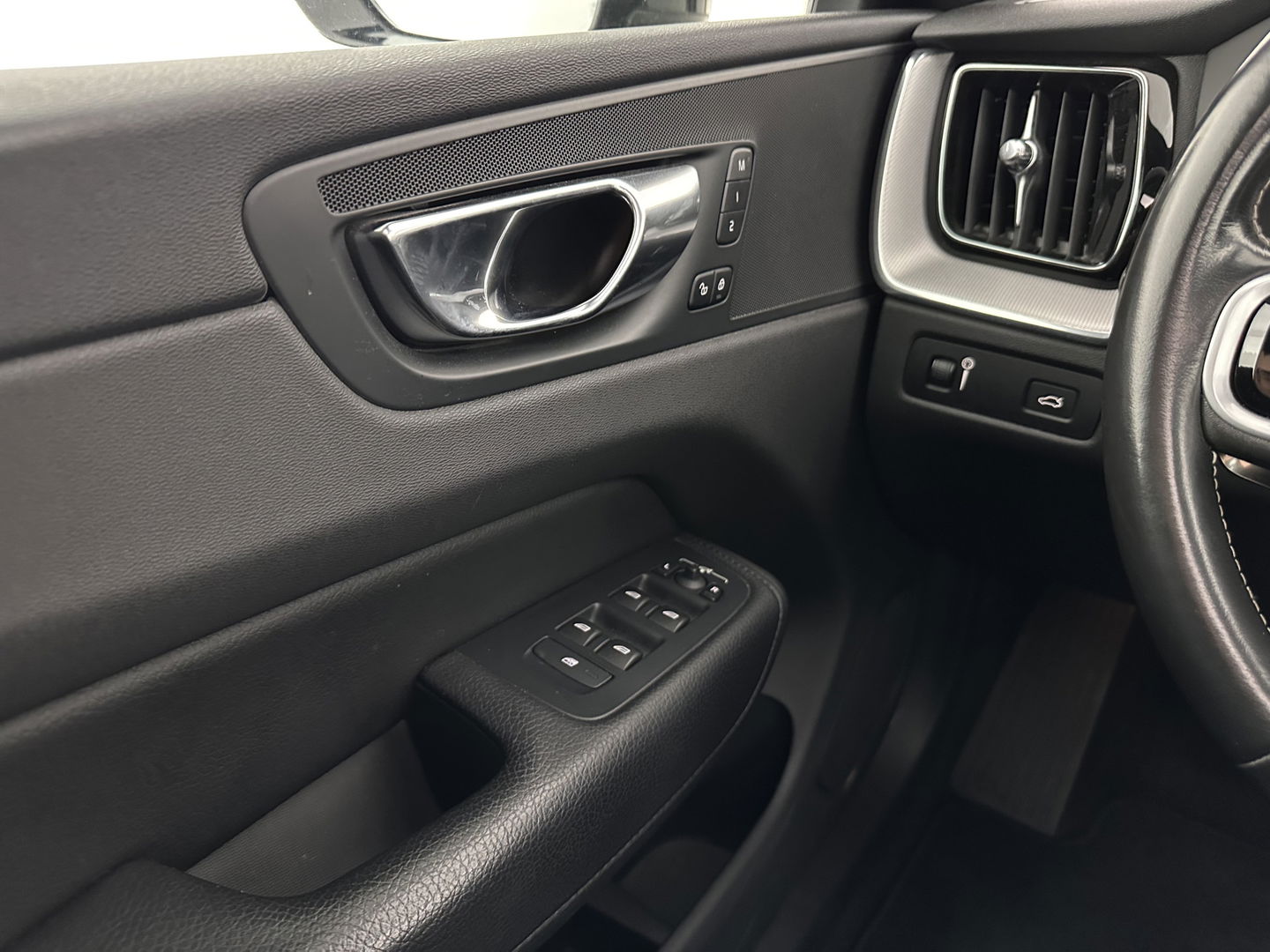 Volvo XC60 2.0 B5 Business Pro R-Design (INCL.BTW) Aut. *PANO | LUXURY-LEATHER | FULL-LEATHER | MEMORY-PACK | HEATED-SPORTSEATS | CAMERA | NAVI-FULLMAP | SHIFT-PADDLES | PRIVACY-GLASS | AIR-SUSPENSION | ECC | PDC | CRUISE | 19''ALU